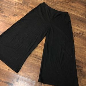 Black ribbed gaucho pants